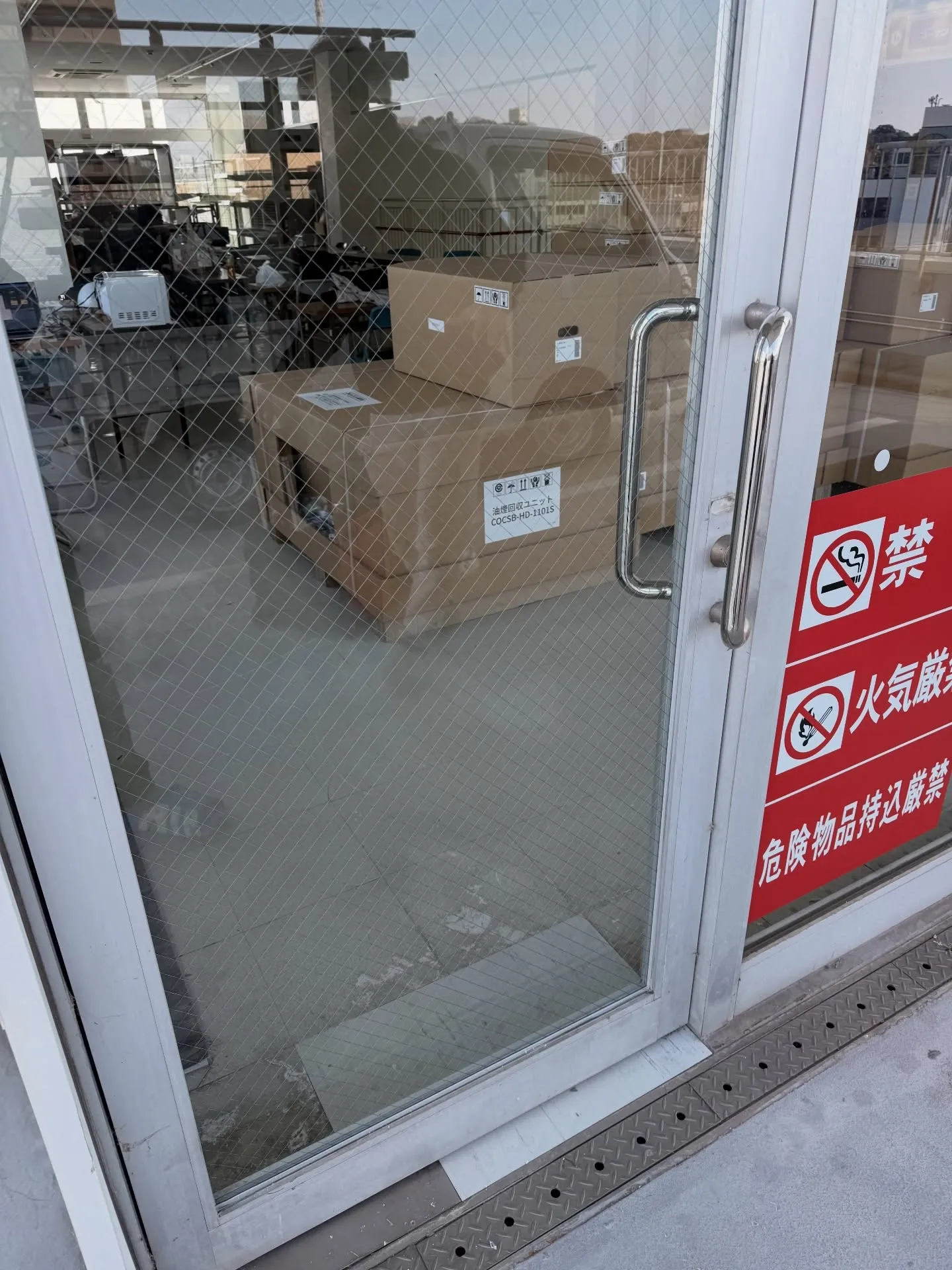 本日は強風でドア開きガラスが割れてしまったとの依頼でした💦