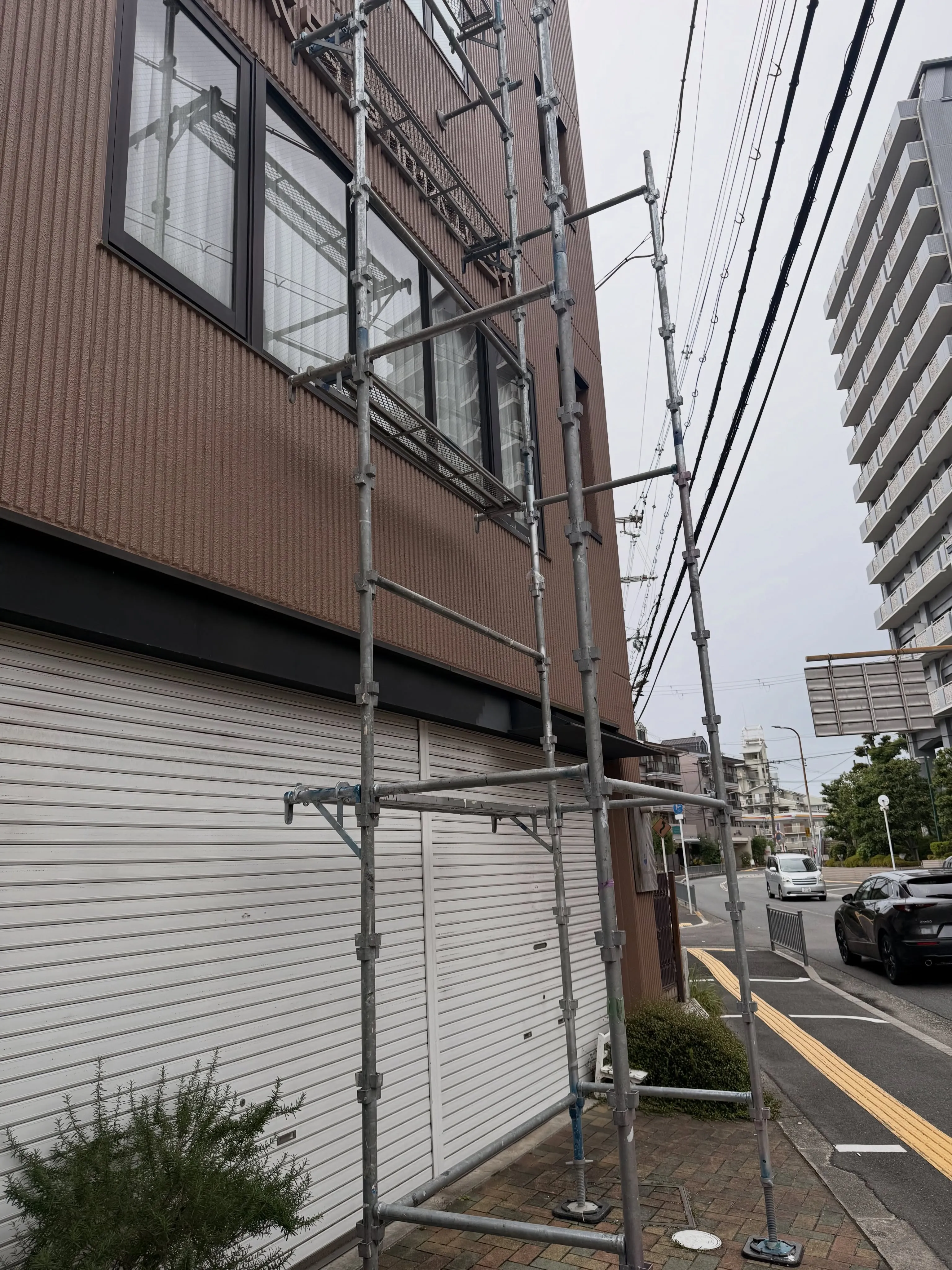 本日は、足場屋さんに足場お願いしてペアガラスの内部結露をスペ...