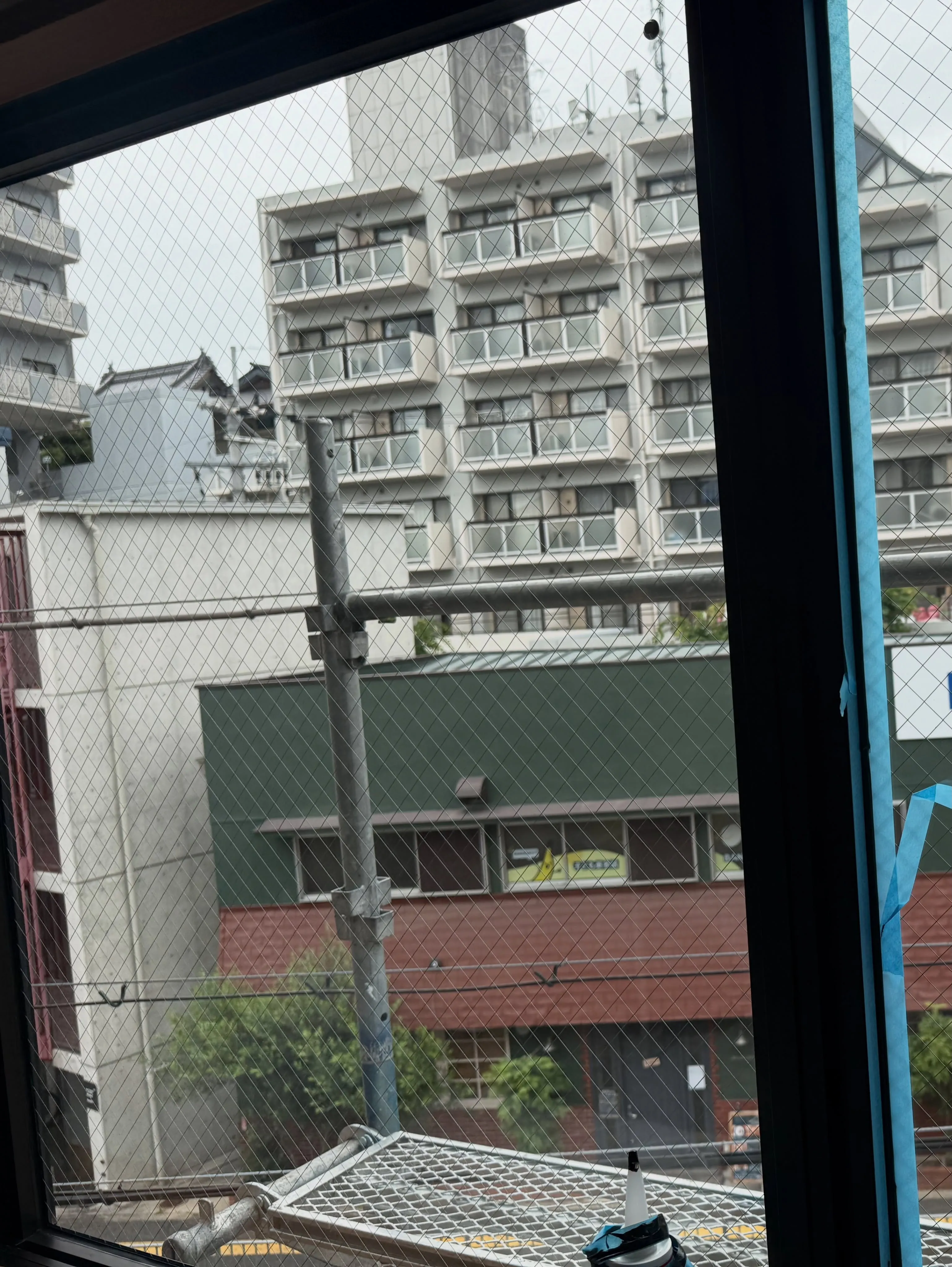 本日は、足場屋さんに足場お願いしてペアガラスの内部結露をスペ...