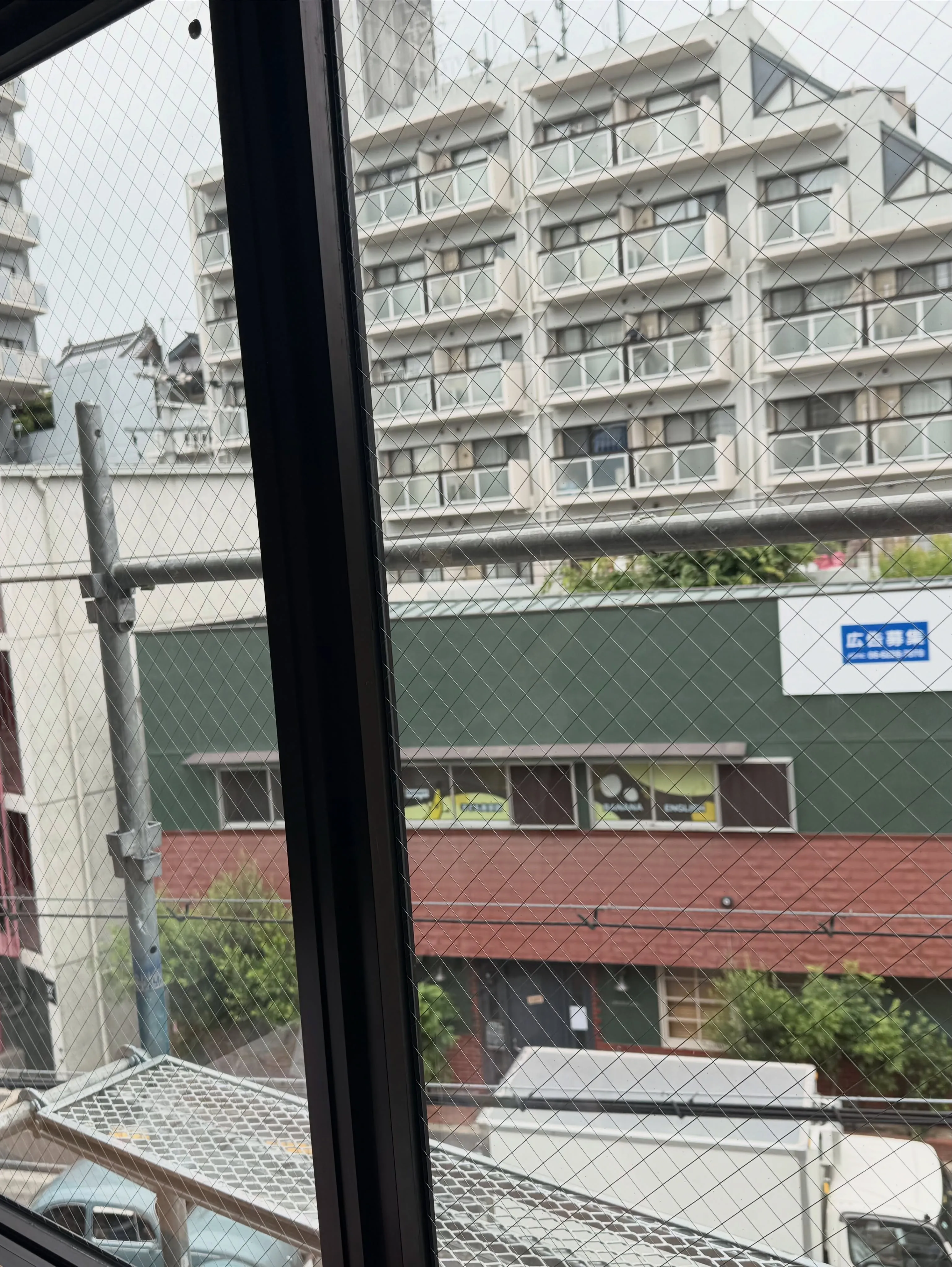 本日は、足場屋さんに足場お願いしてペアガラスの内部結露をスペ...