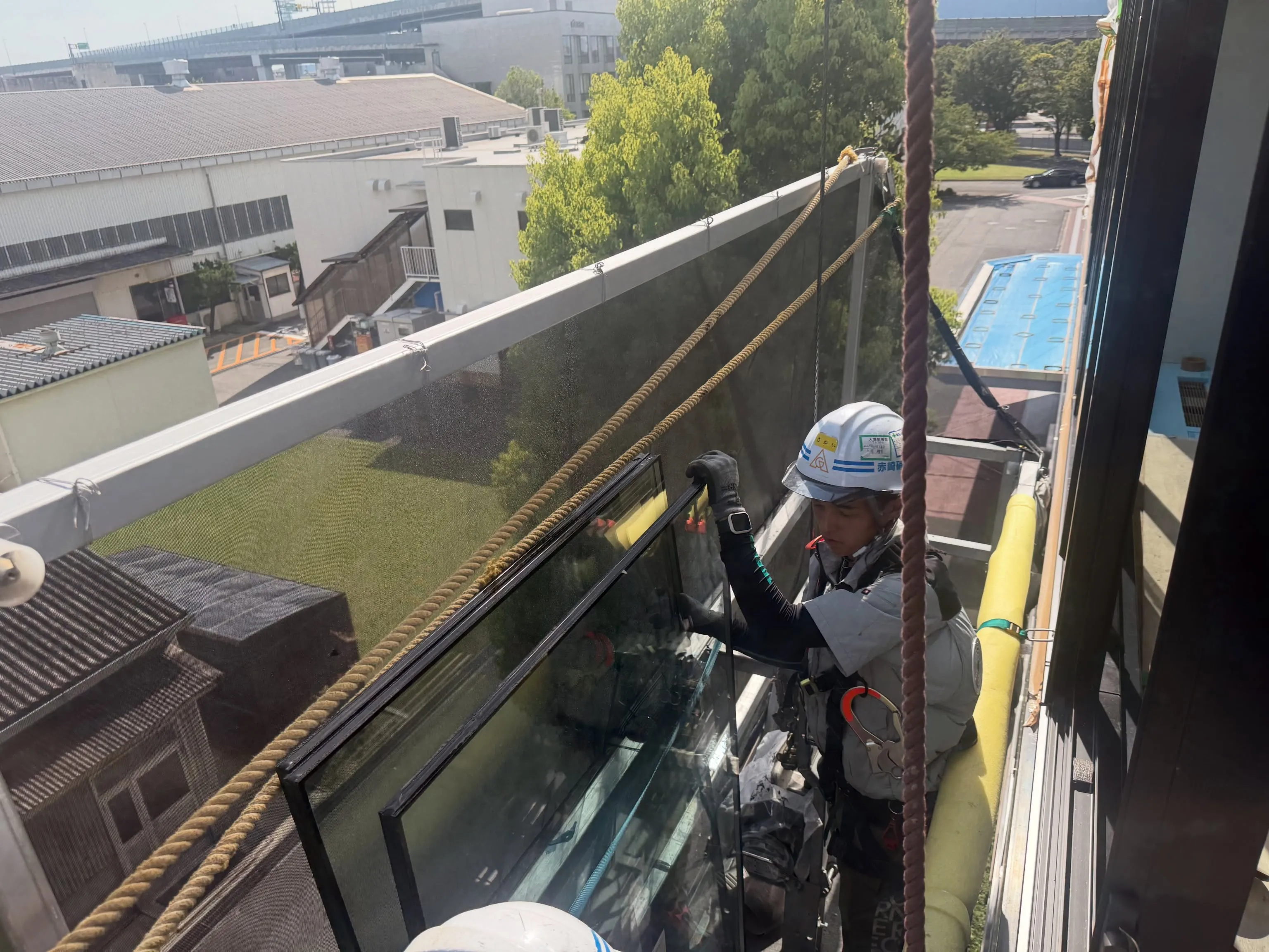 盆中から始まったゴンドラでのガラス工事です👷🏿‍♀️